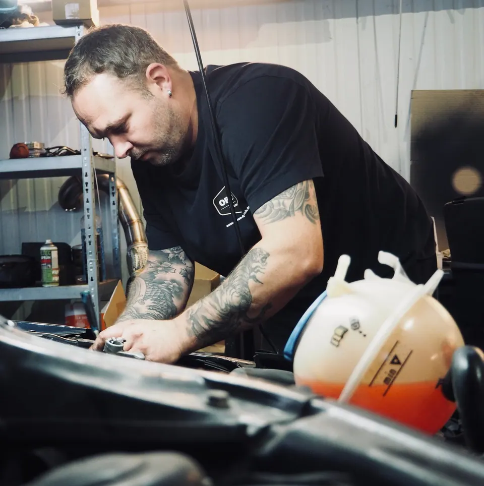 Techniker arbeitet an Motorkomponenten