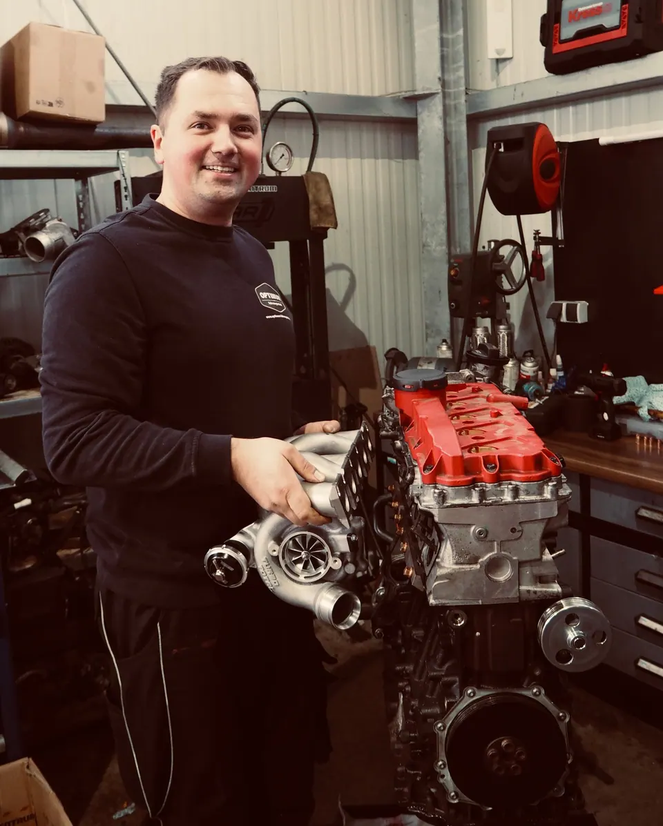 Werkstattleiter mit rotem Motorblock